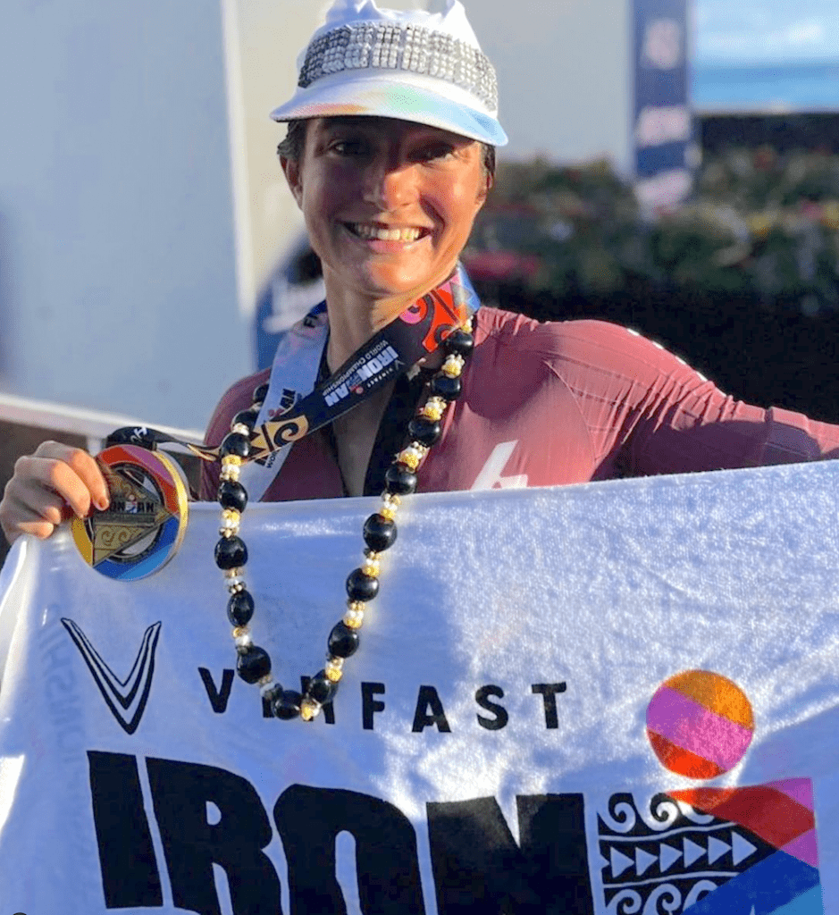 Image Maëlle Deruaz championne du monde Ironman scratch groupe d’âge 2023 à Hawaï et son coach William Mennesson